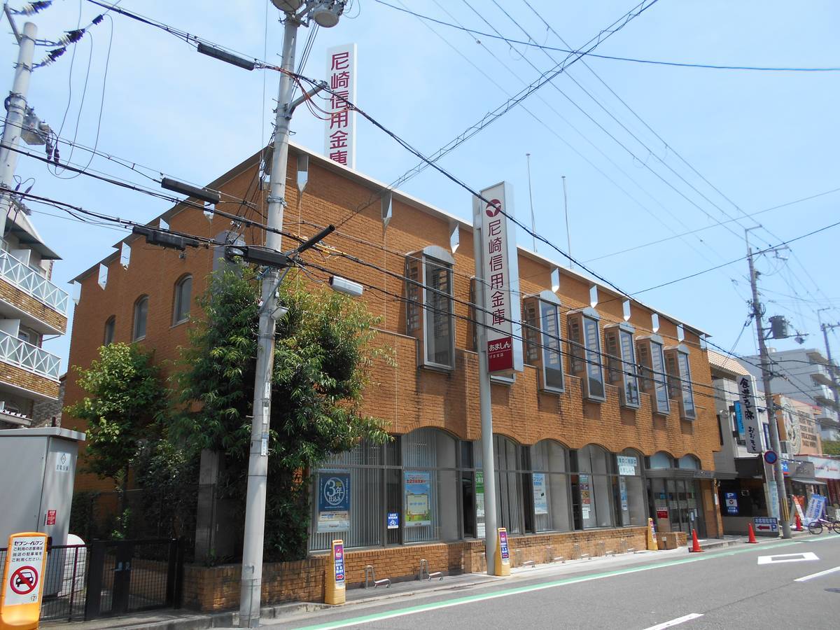 Banco perto do Village House Minami Shimizu Tower em Amagasaki-shi