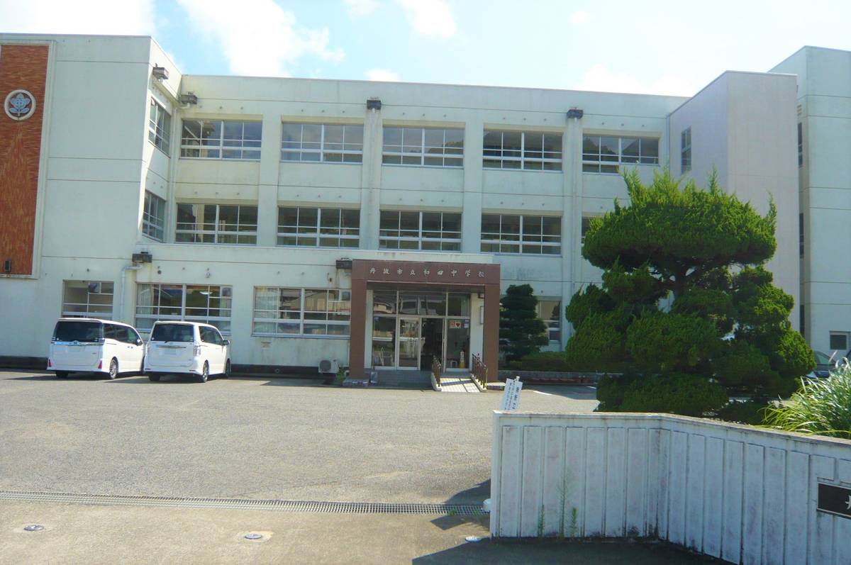 Escola secundária perto do Village House Sannan em Tamba-shi