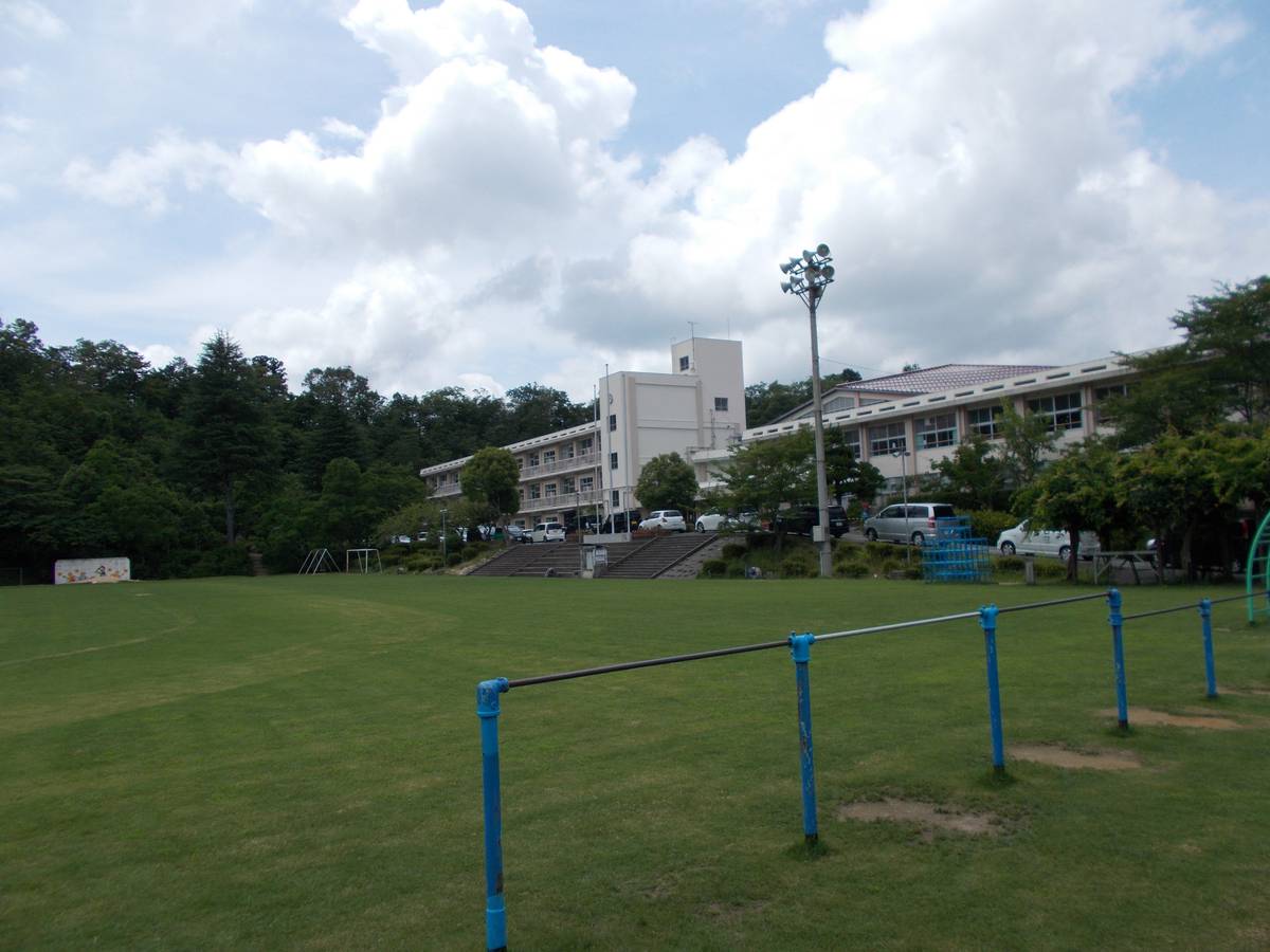 Escola primária perto do Village House Shimokage Dai 2 em Toyoka-shi