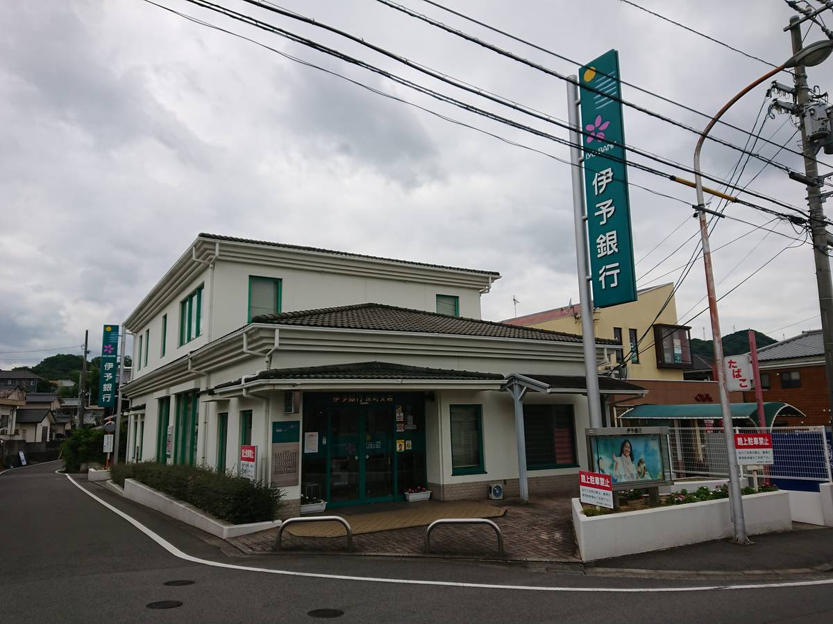 Banco perto do Village House Matsuyama Ueno em Matsuyama-shi