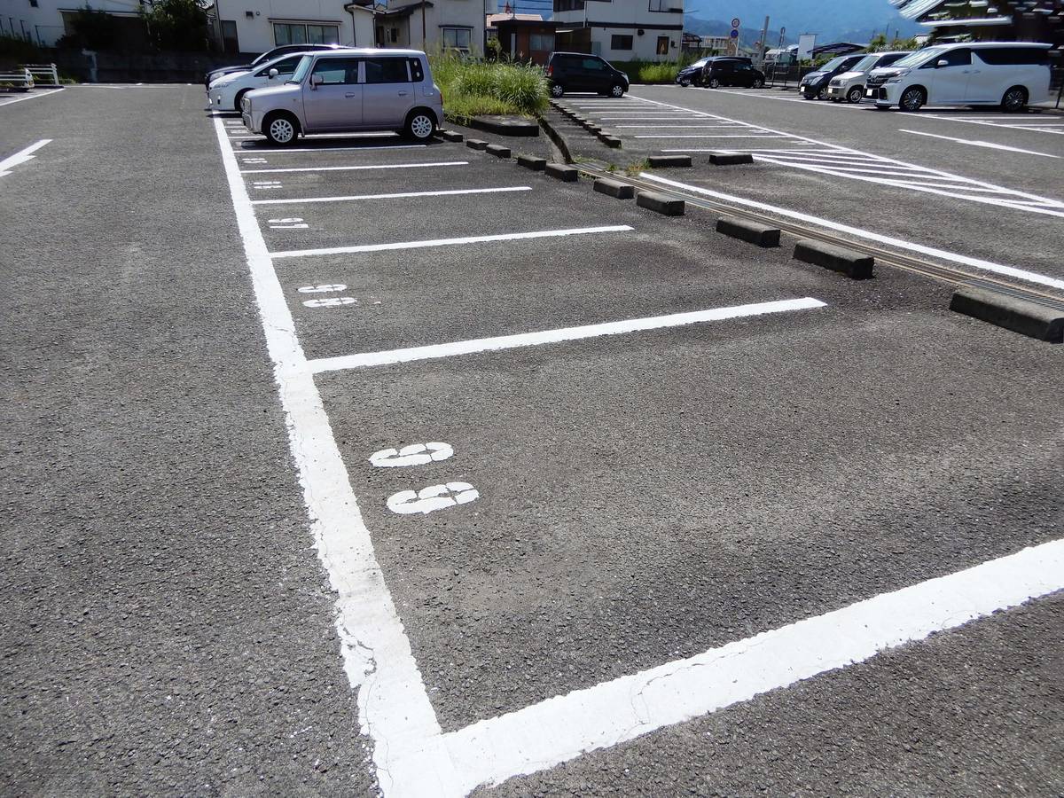 位于松山市的Village House 松山上野的停车场