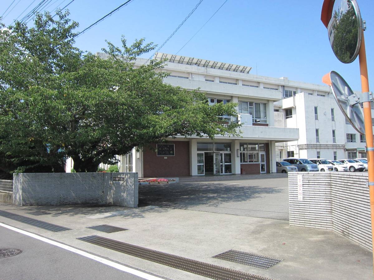吉野川市ビレッジハウス鴨島の近くの中学校