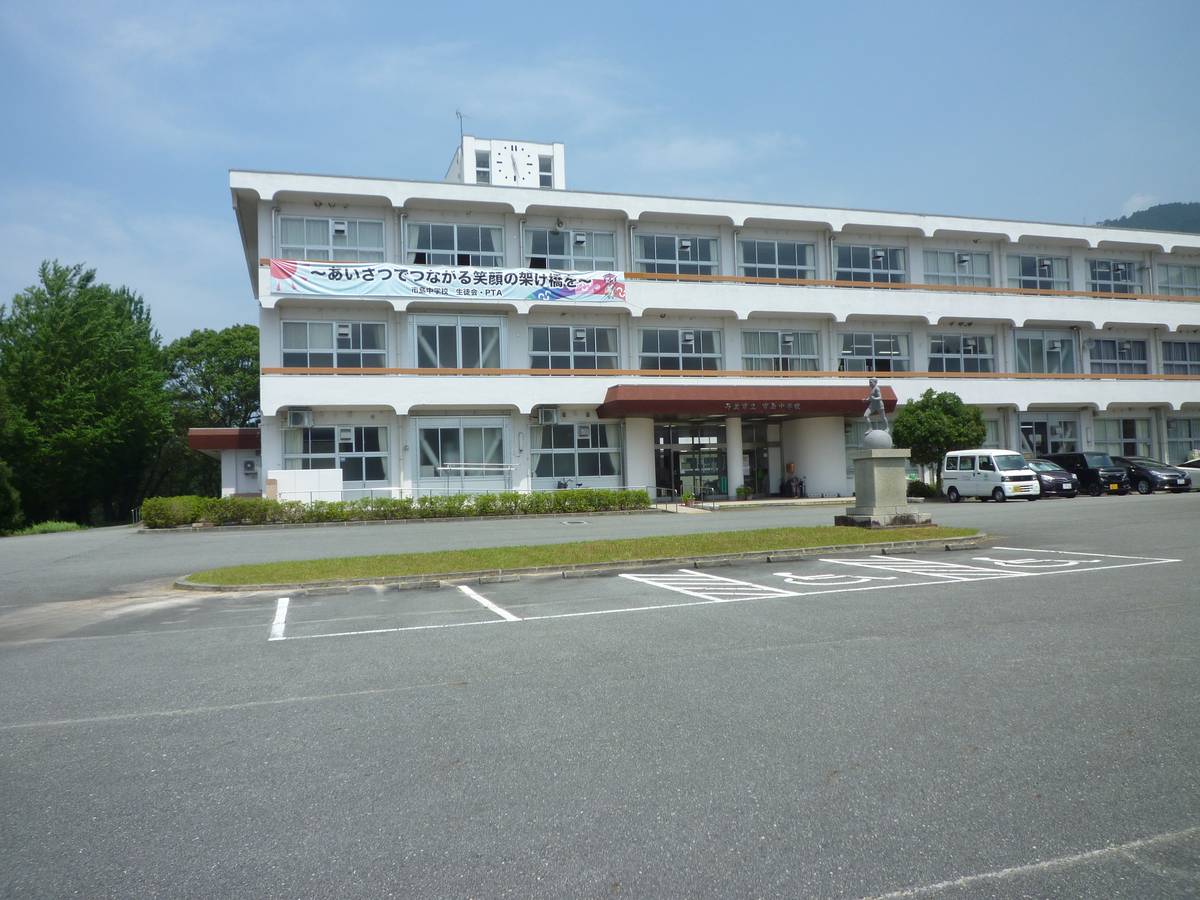 Escola secundária perto do Village House Kokabedai em Tamba-shi