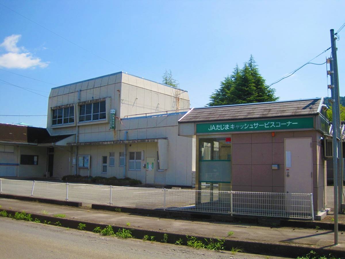 Banco perto do Village House Tsurumi em Yabu-shi