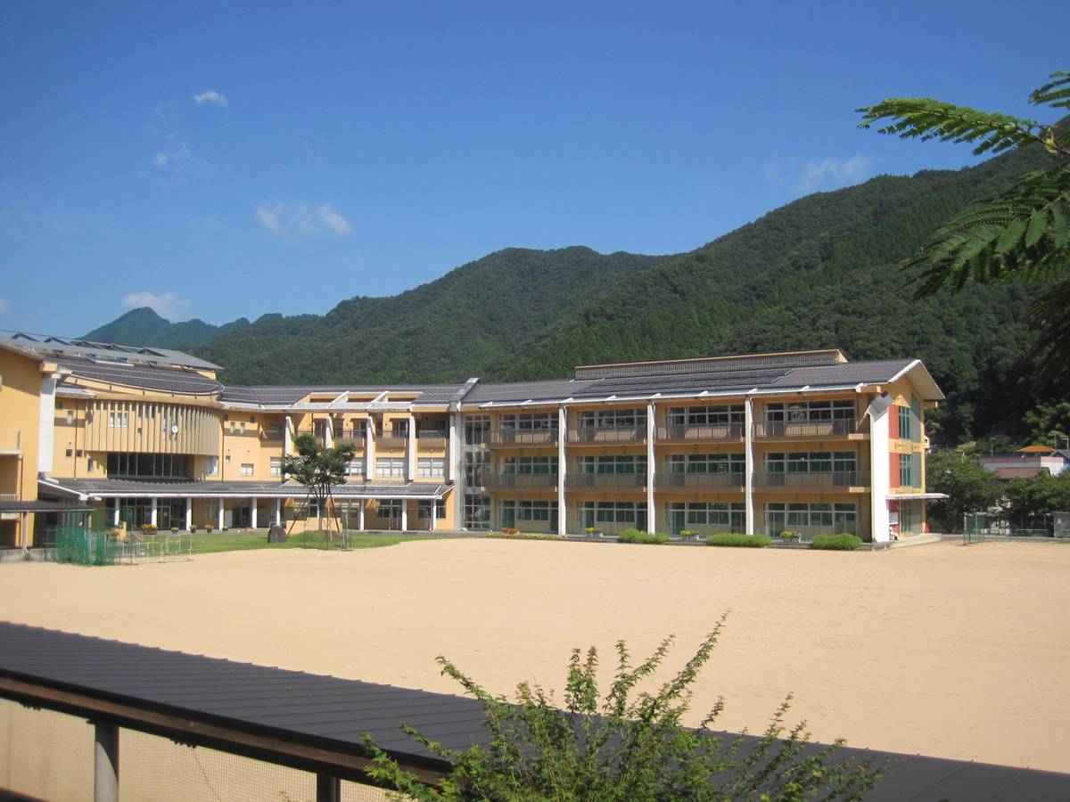 Escola secundária perto do Village House Tsurumi em Yabu-shi