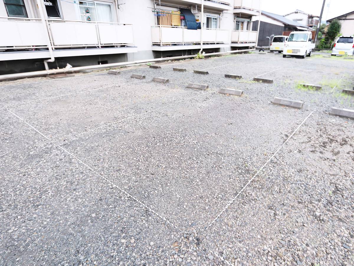 Bãi đậu xe của Village House Fukuda 2 ở Kurashiki-shi