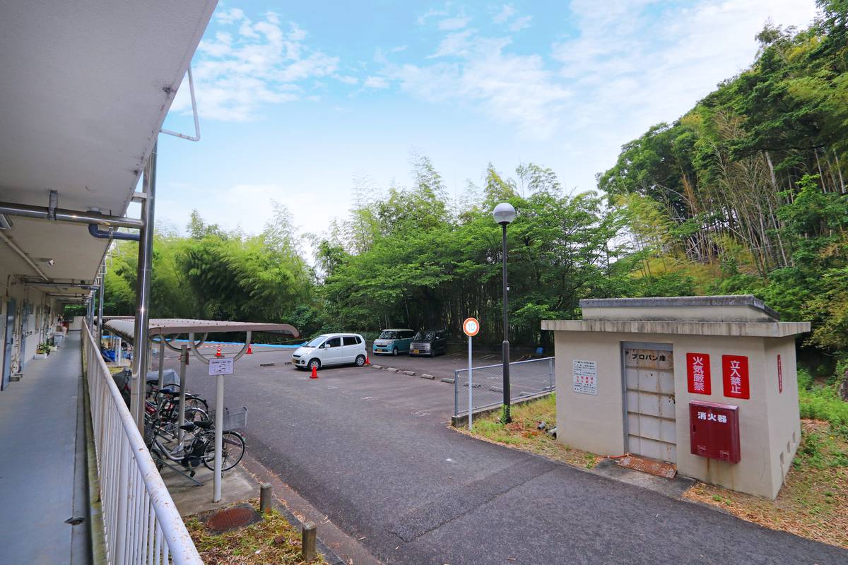 Bãi đậu xe của Village House Hirata ở Iwakuni-shi
