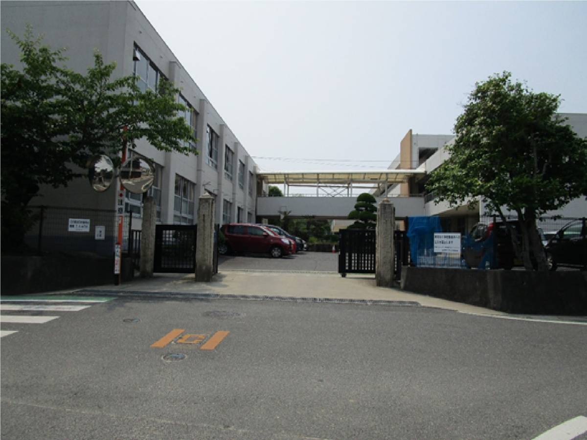 Escola primária perto do Village House Tsuchigahara em Tamano-shi