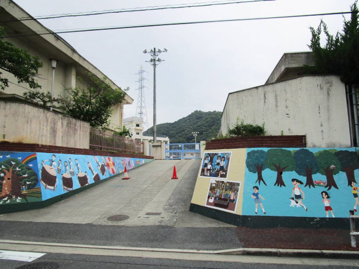 Escola primária perto do Village House Nakano em Aki-ku
