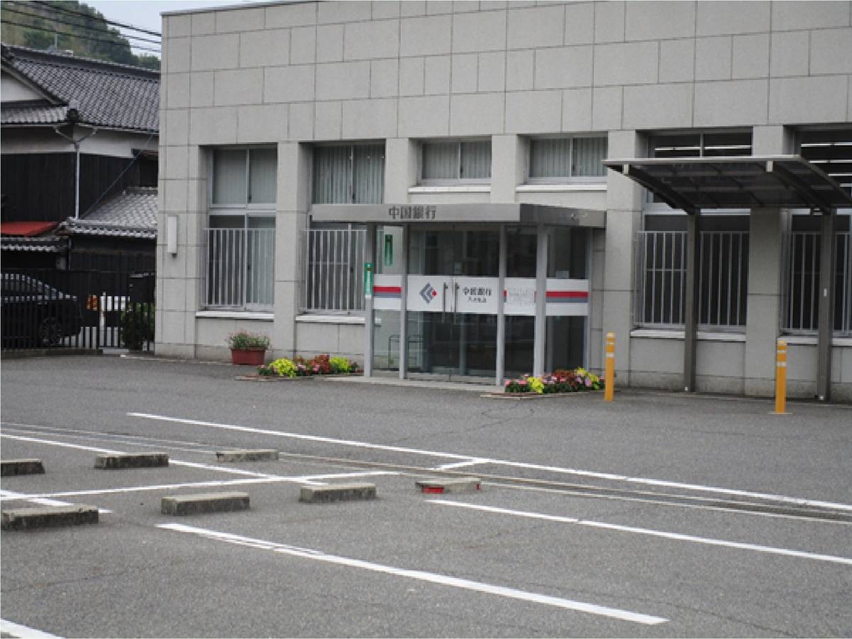 Banco perto do Village House Hachihama em Tamano-shi