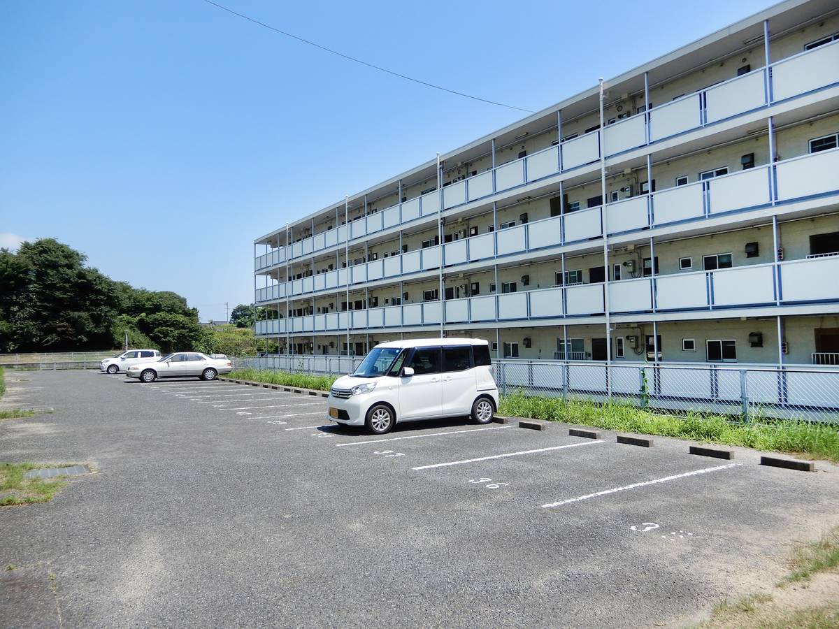 Bãi đậu xe của Village House Onoda ở Sanyoonoda-shi
