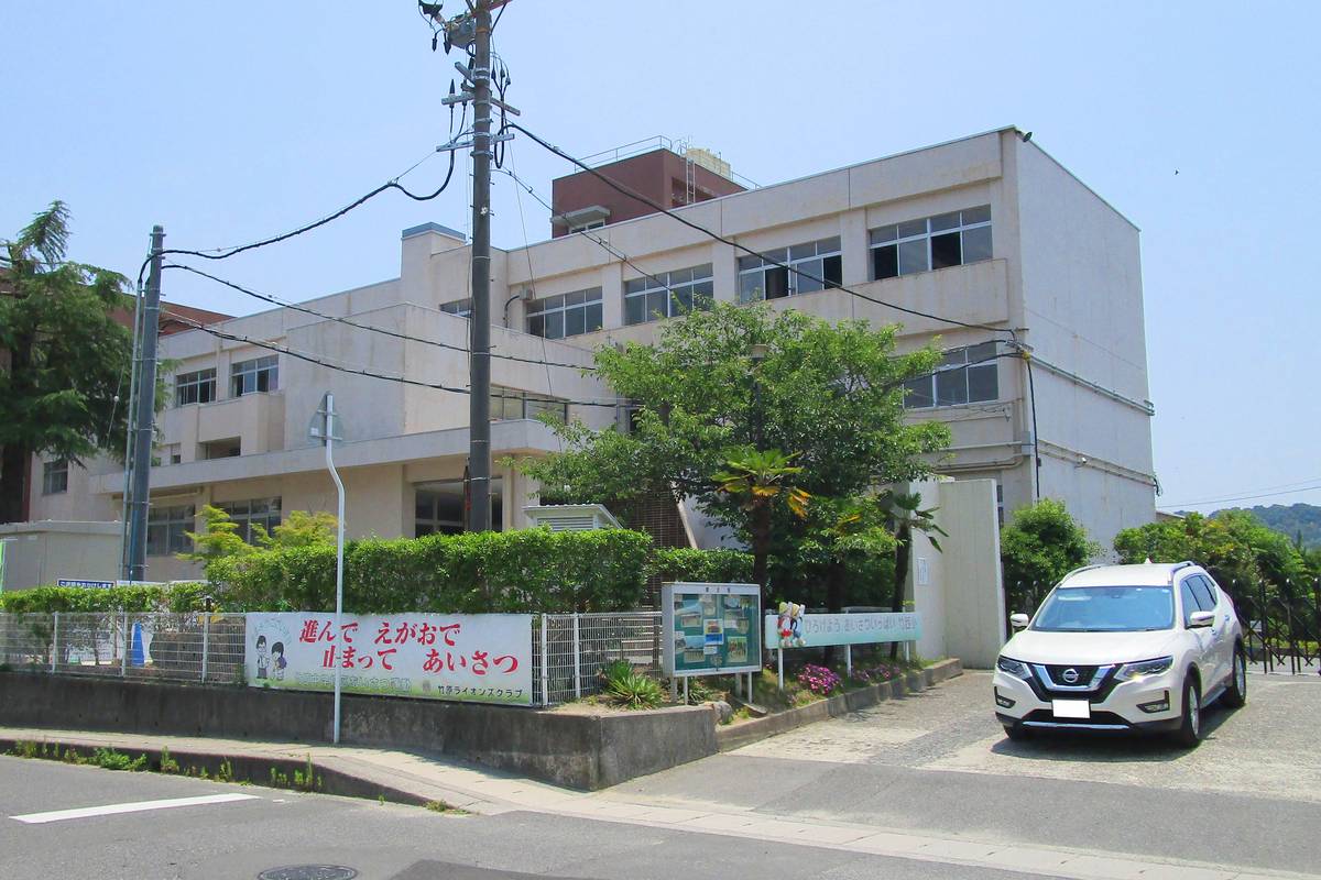 Escola primária perto do Village House Takehara em Takehara-shi
