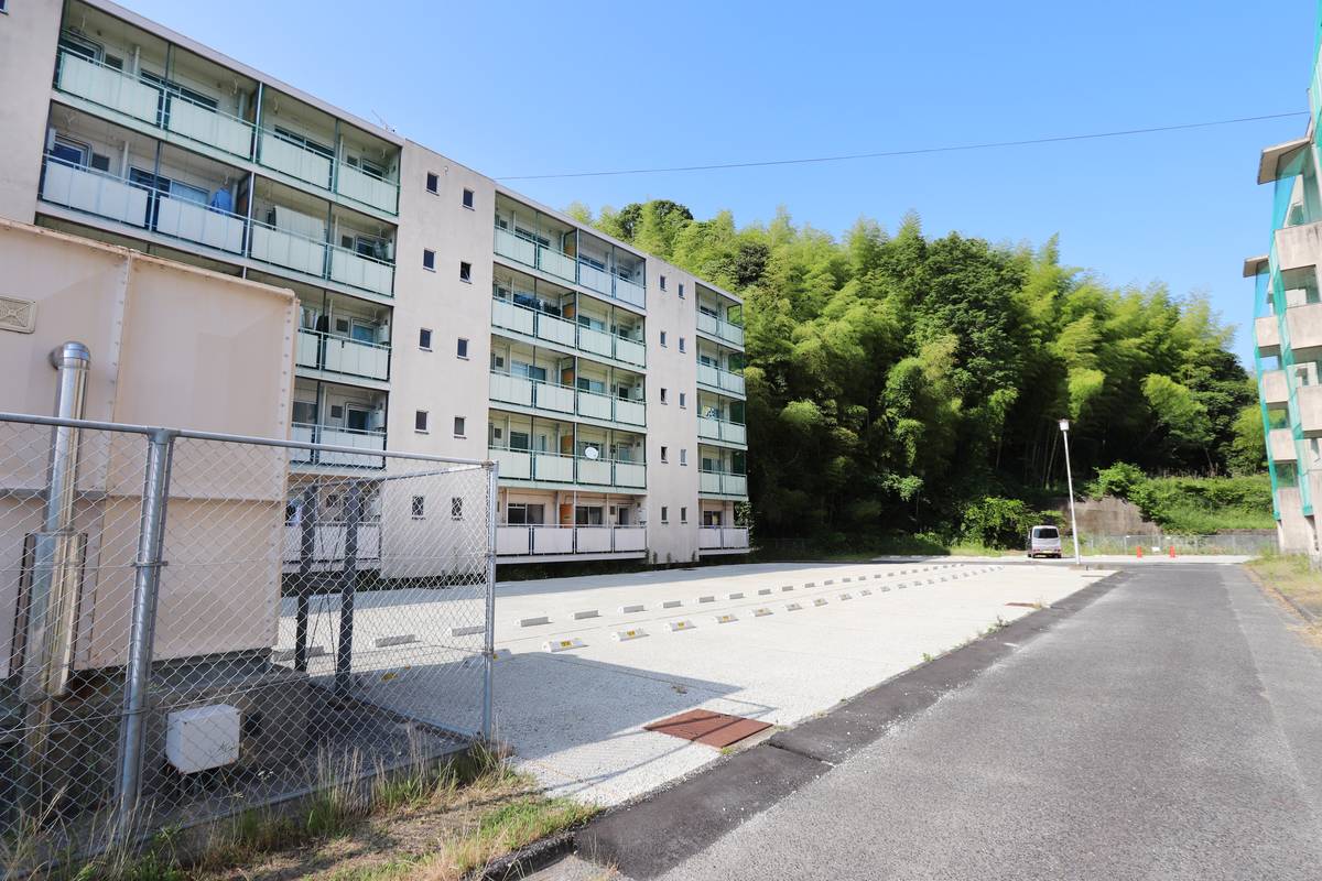 Estacionamento Village House Habu em Sanyoonoda-shi
