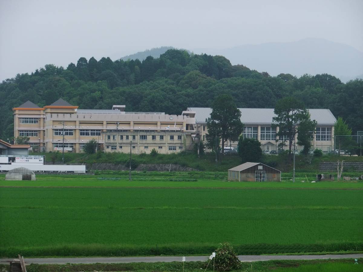 Escola secundária perto do Village House Koizumi em Mihara-shi