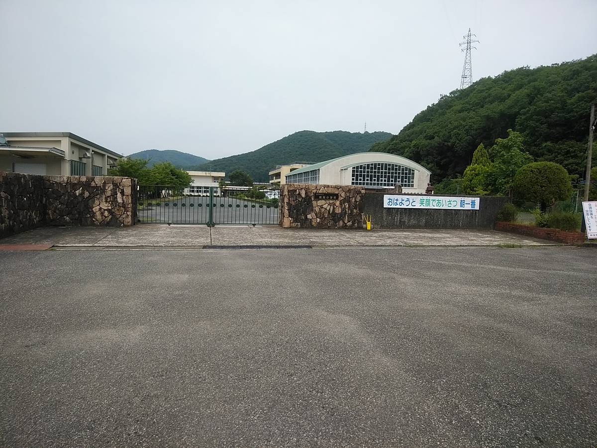Escola primária perto do Village House Yoshii 1 em Akaiwa-shi
