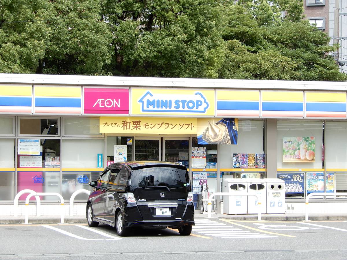 Loja de Conveniência perto do Village House Kashiihama Tower em Higashi-ku