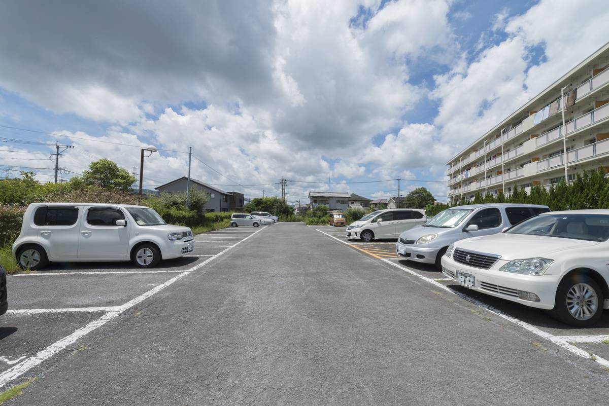 Bãi đậu xe của Village House Tsumizu ở Isahaya-shi
