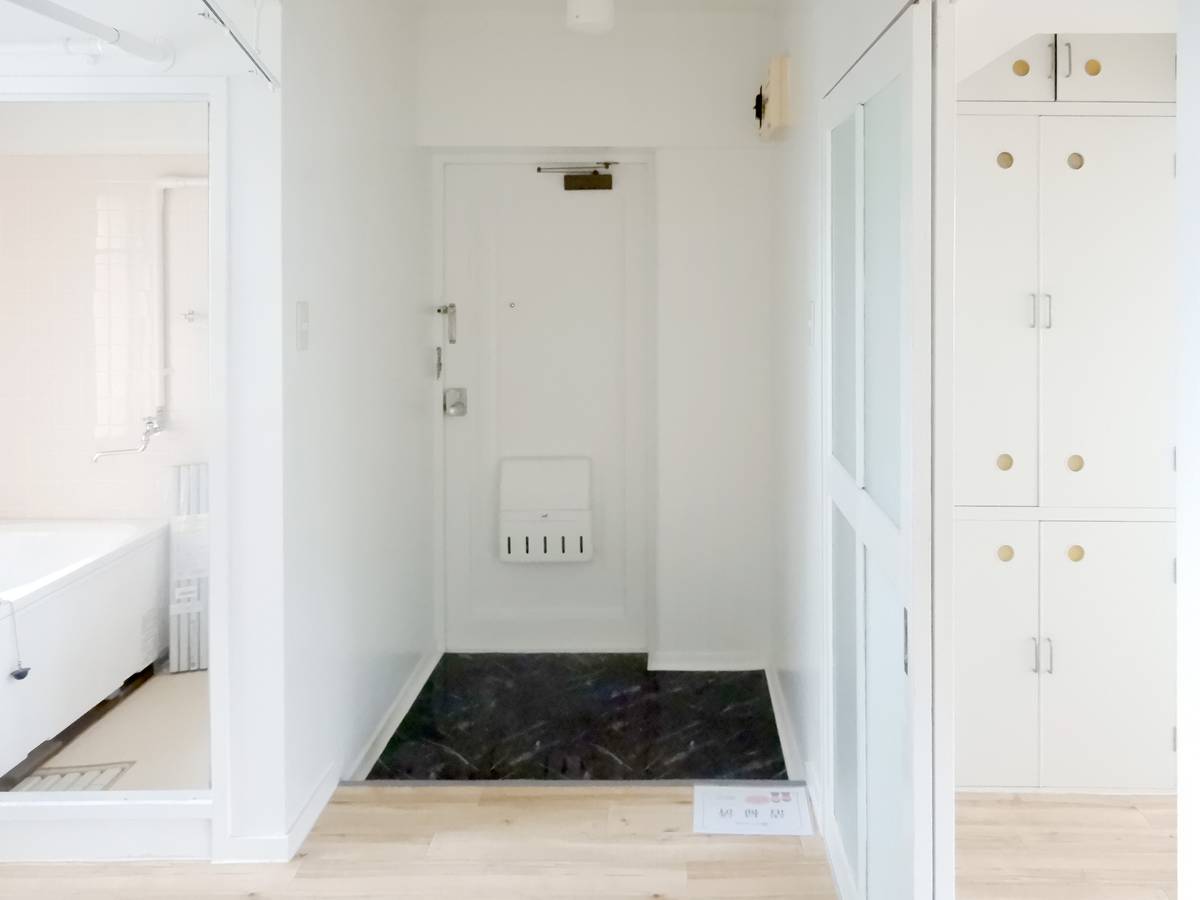 Pintu Masuk Apartemen di Village House Nishine di Hachimantai-shi