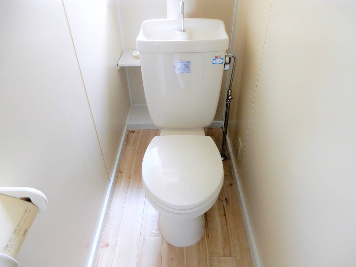 位于弘前市的Village House 岩木的厕所