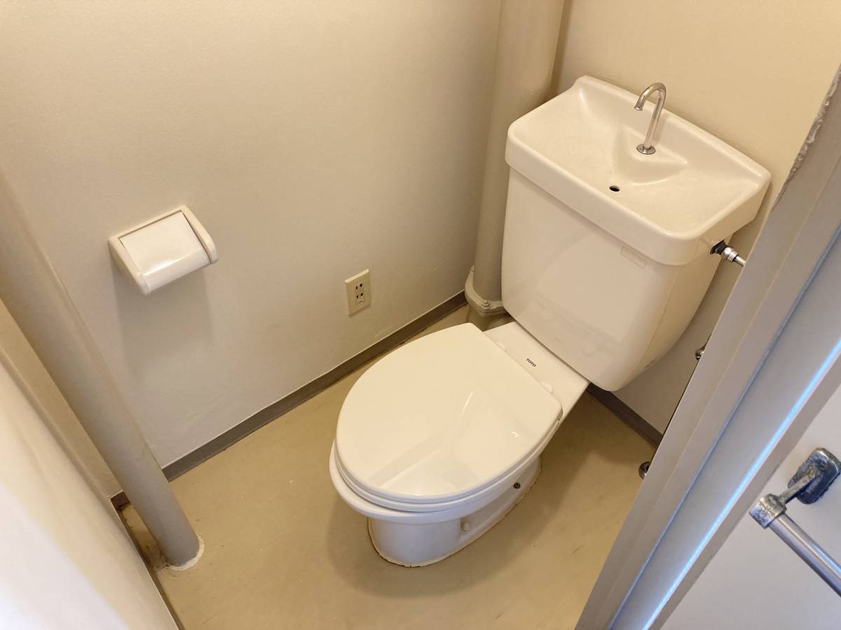 Toilet in Village House Kushizaki in Matsudo-shi