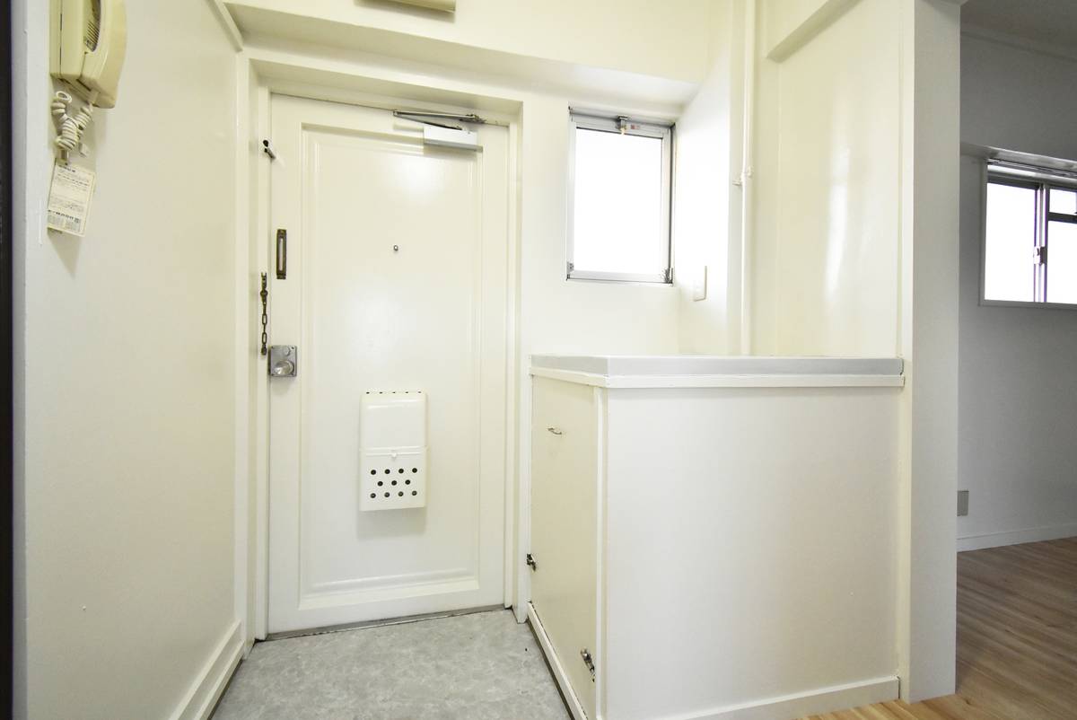 Pintu Masuk Apartemen di Village House Katsuta di Yachiyo-shi