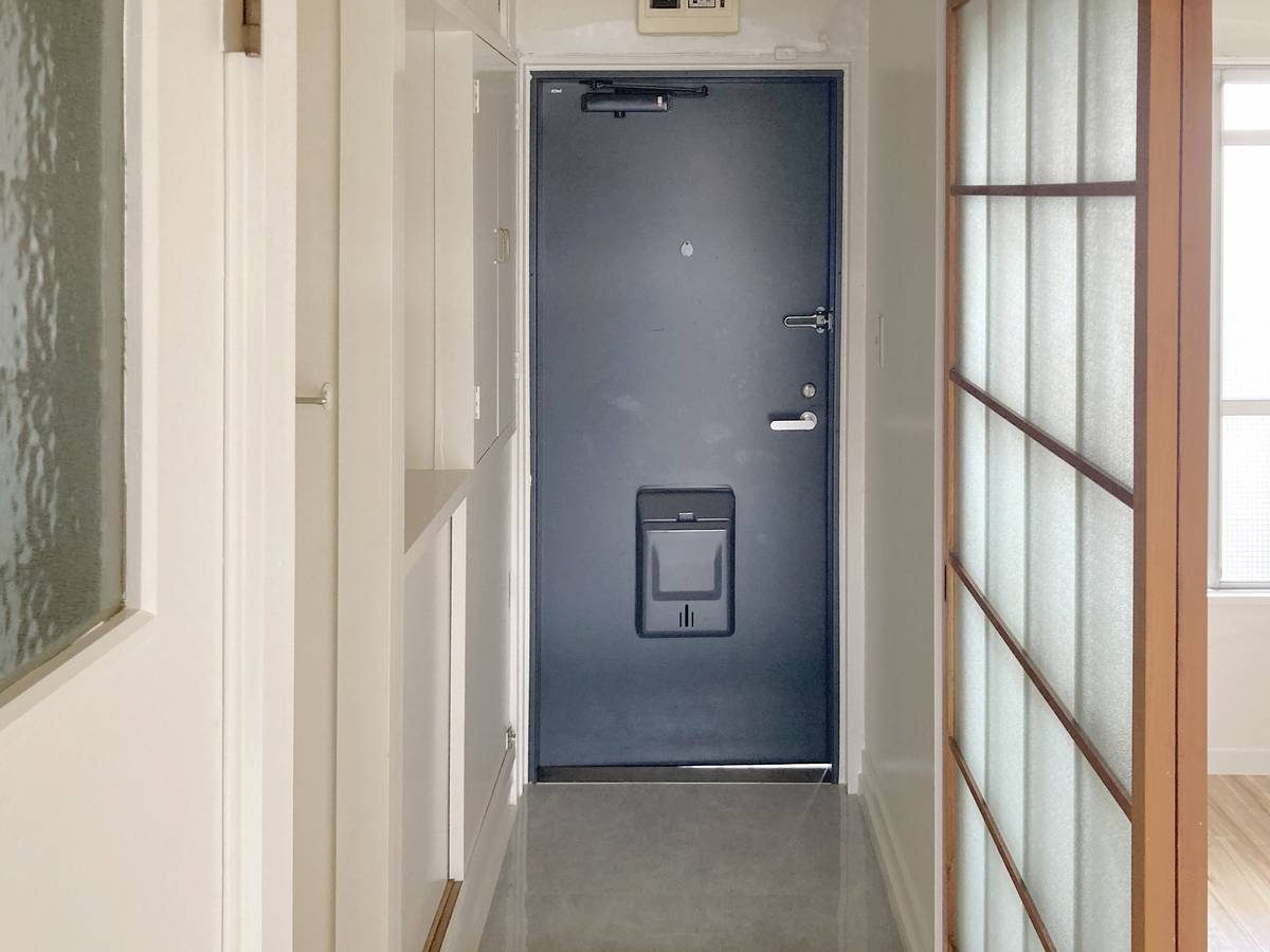 Pintu Masuk Apartemen di Village House Kamagaya di Kamagaya-shi