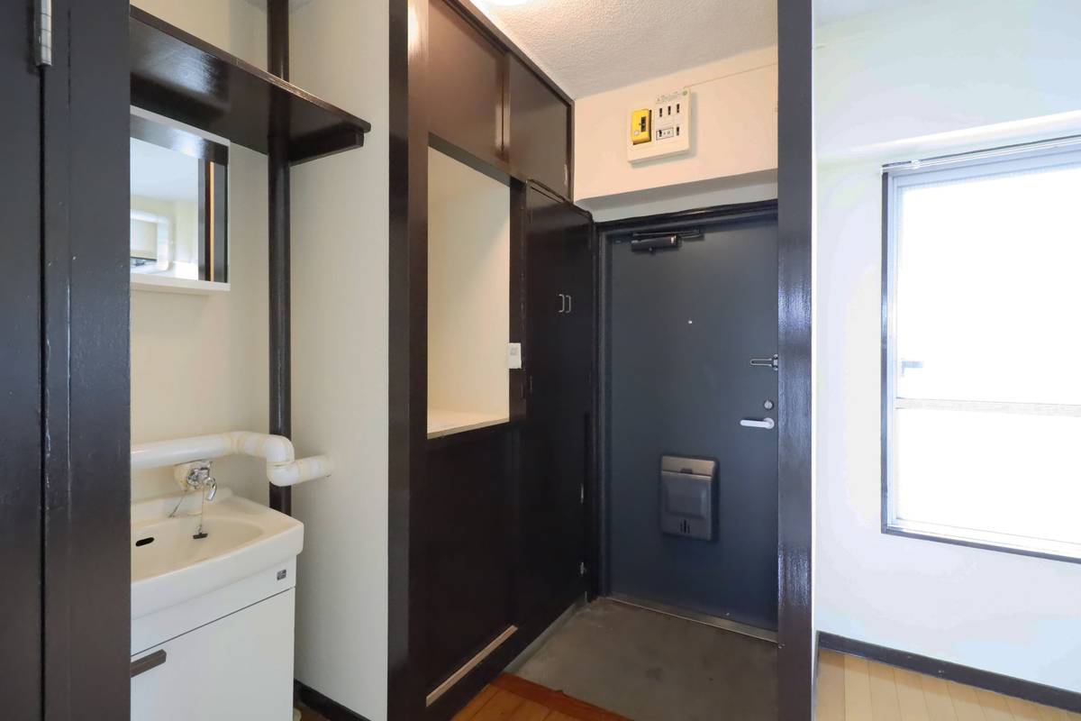 Pintu Masuk Apartemen di Village House Kamagaya di Kamagaya-shi