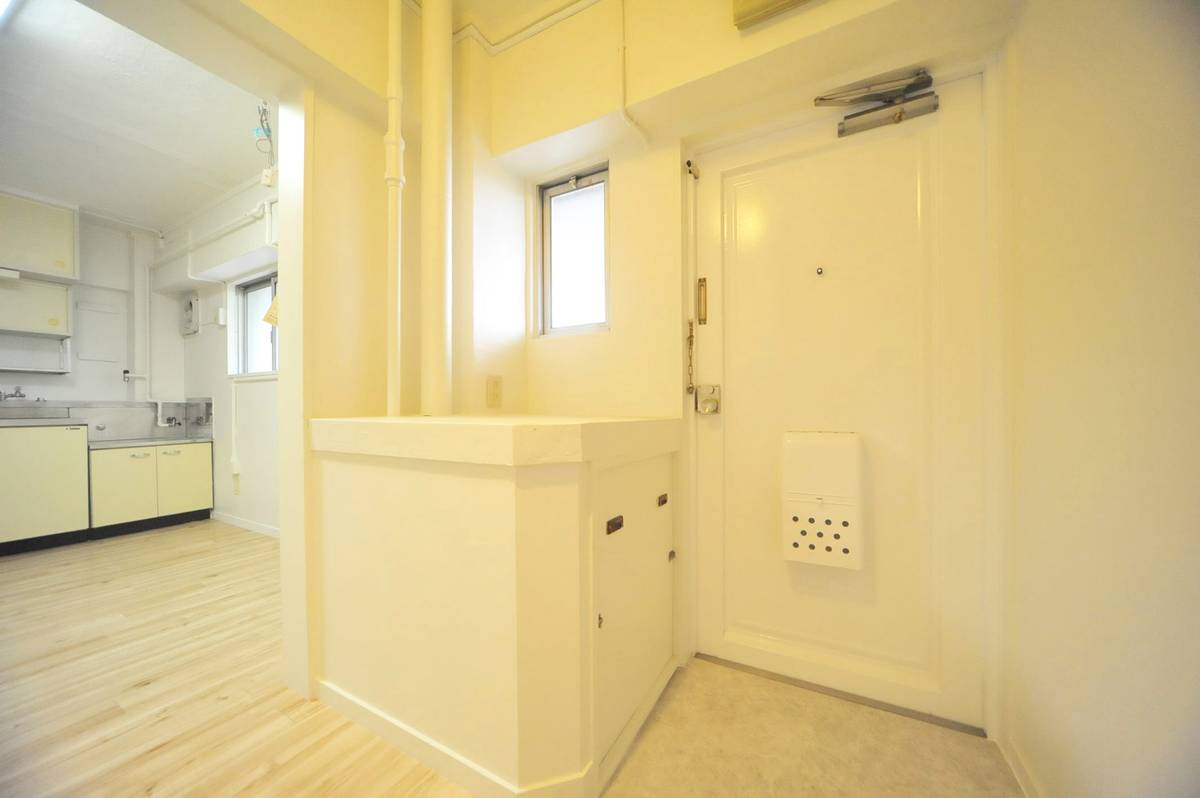 Pintu Masuk Apartemen di Village House Mukougaoka di Miyamae-ku