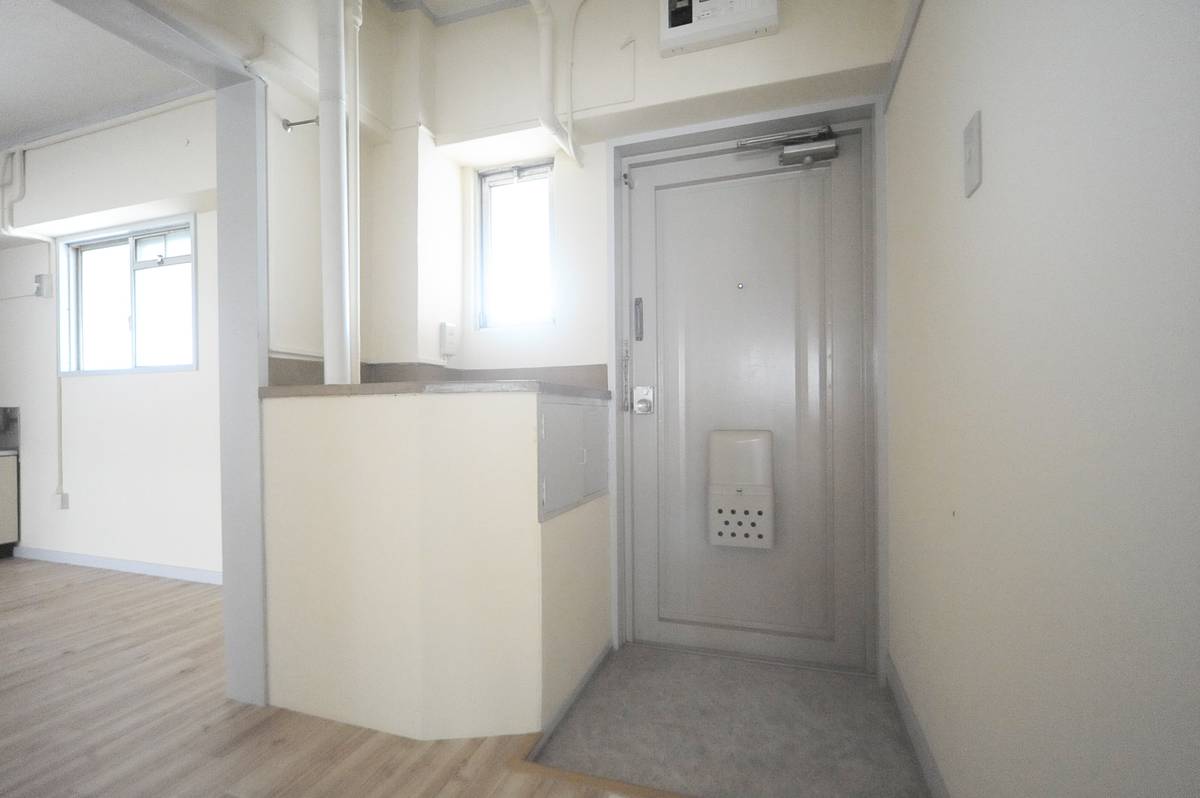 Pintu Masuk Apartemen di Village House Mukougaoka di Miyamae-ku