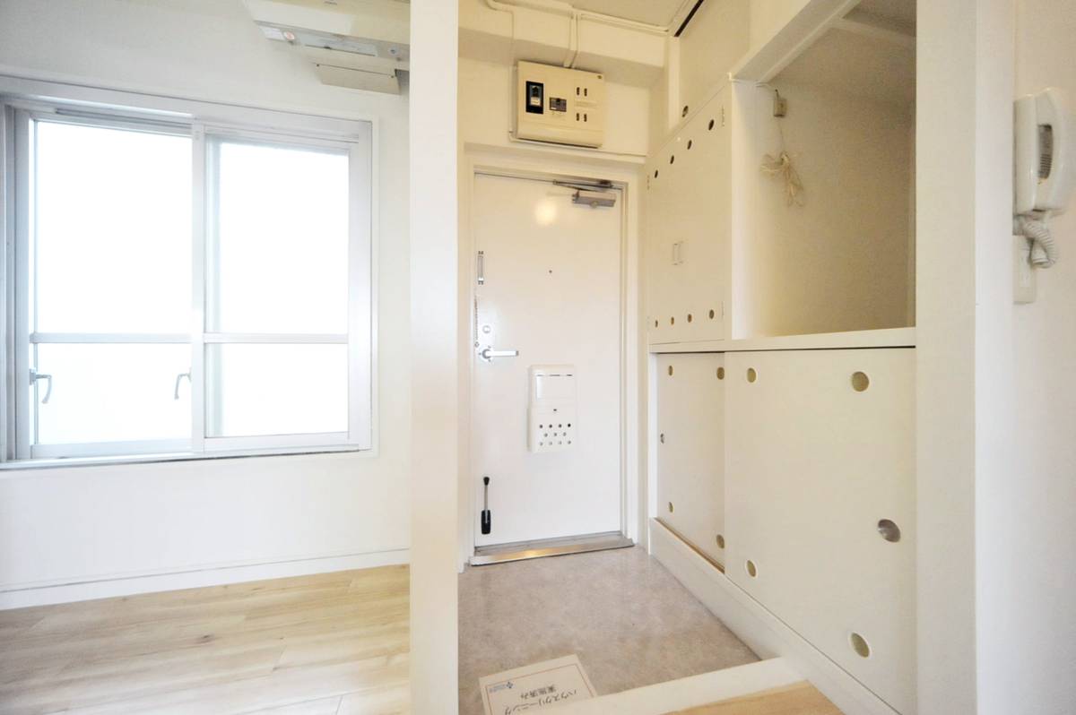 Pintu Masuk Apartemen di Village House Zama di Zama-shi