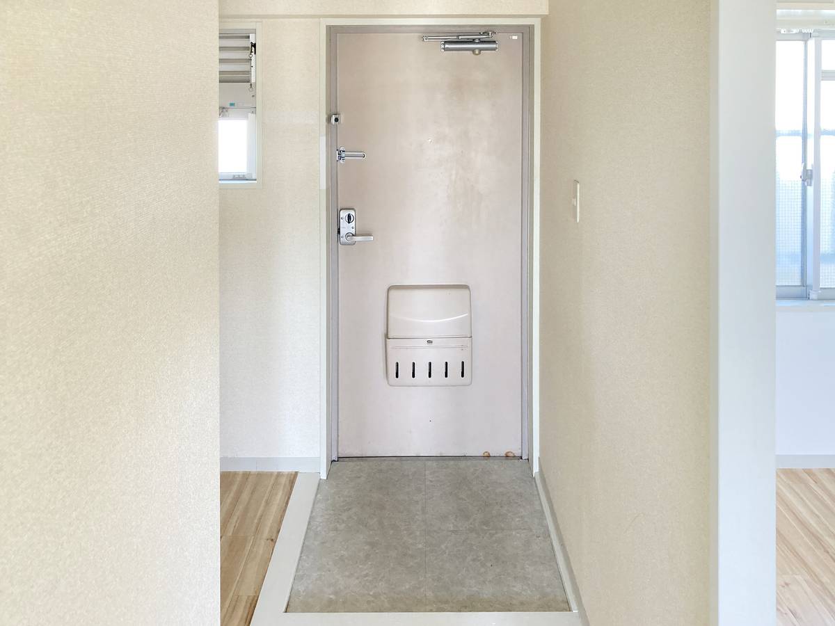 Pintu Masuk Apartemen di Village House Shikishima di Kai-shi