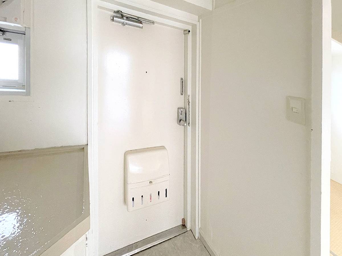 Pintu Masuk Apartemen di Village House Kawauchi di Kiryu-shi