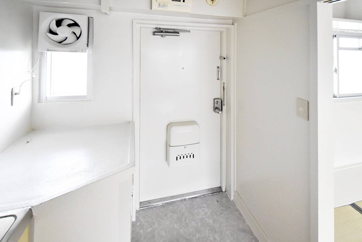 Pintu Masuk Apartemen di Village House Iriyamazu di Yokosuka-shi