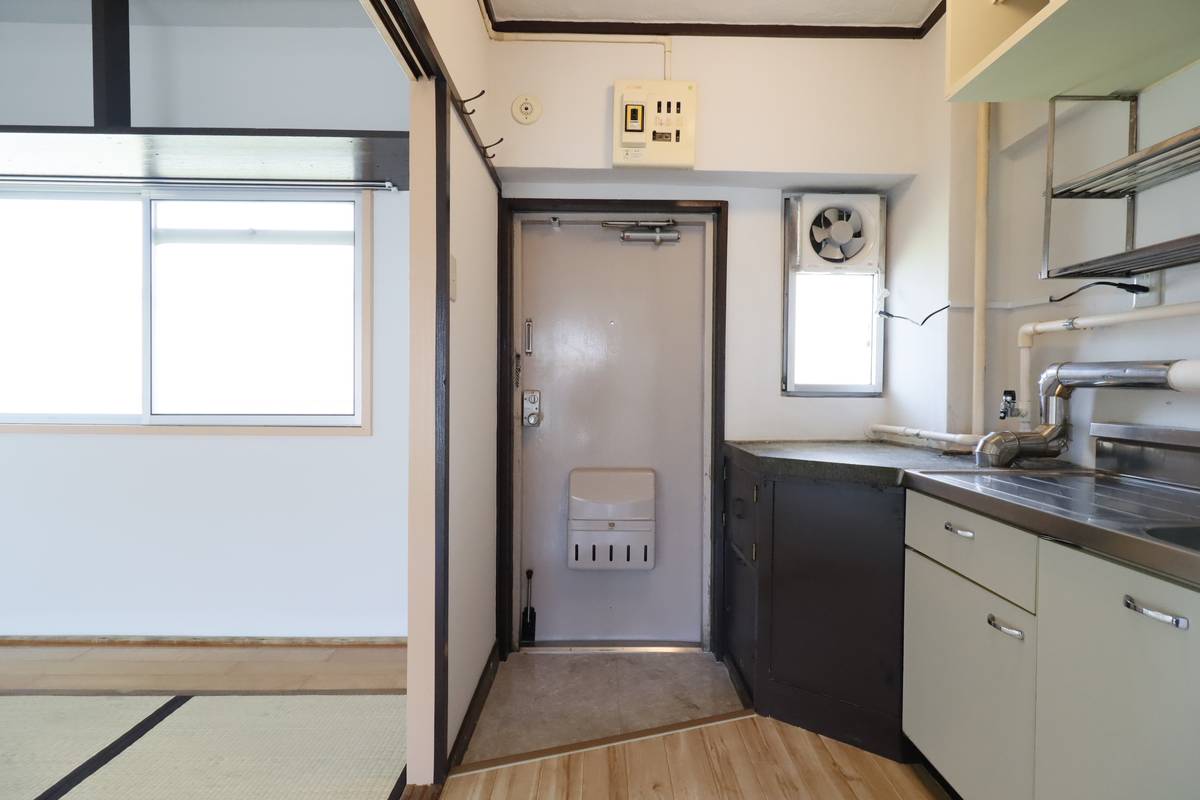 Apartment Entrance in Village House Konakadai in Inage-ku