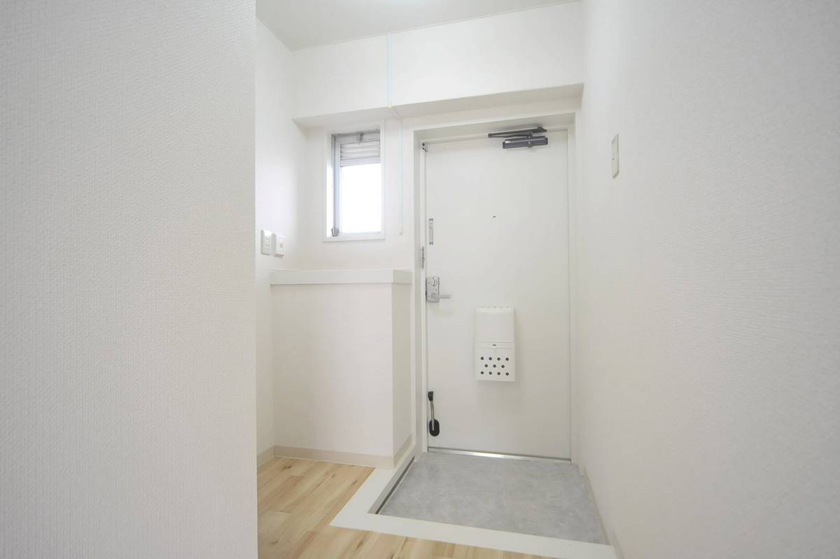 Pintu Masuk Apartemen di Village House Akuwa di Seya-ku