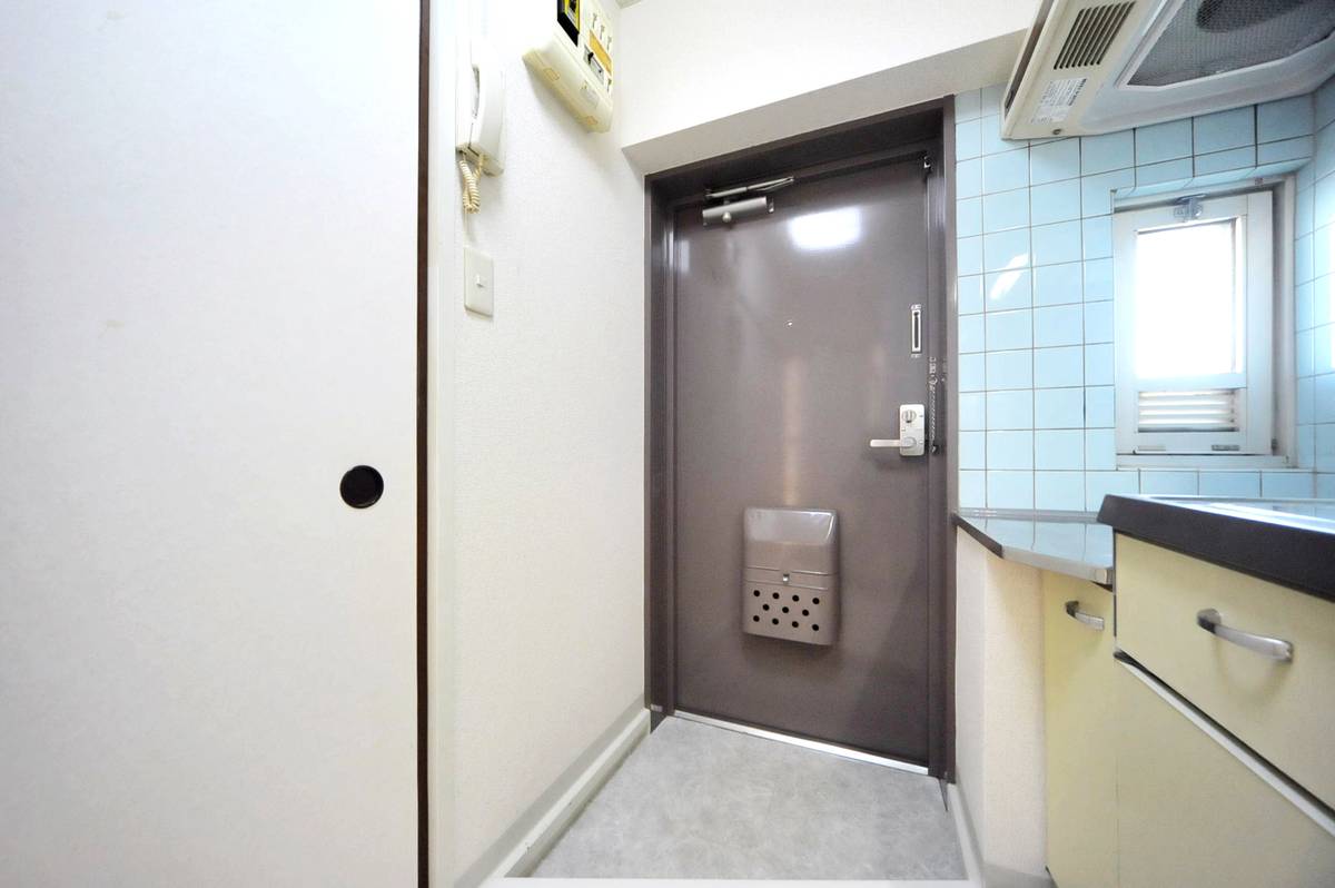 Pintu Masuk Apartemen di Village House Sugeta di Kanagawa-ku