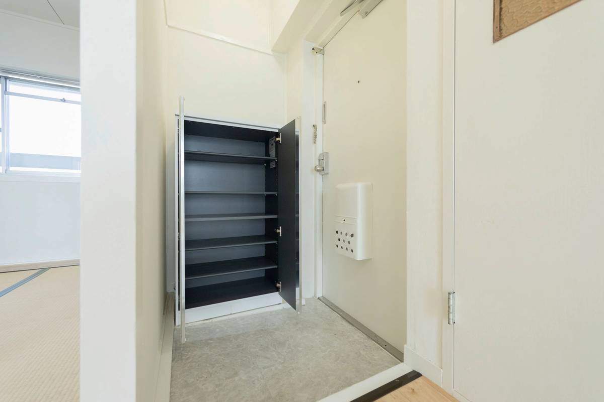 Pintu Masuk Apartemen di Village House Aikawa di Aikou-gun