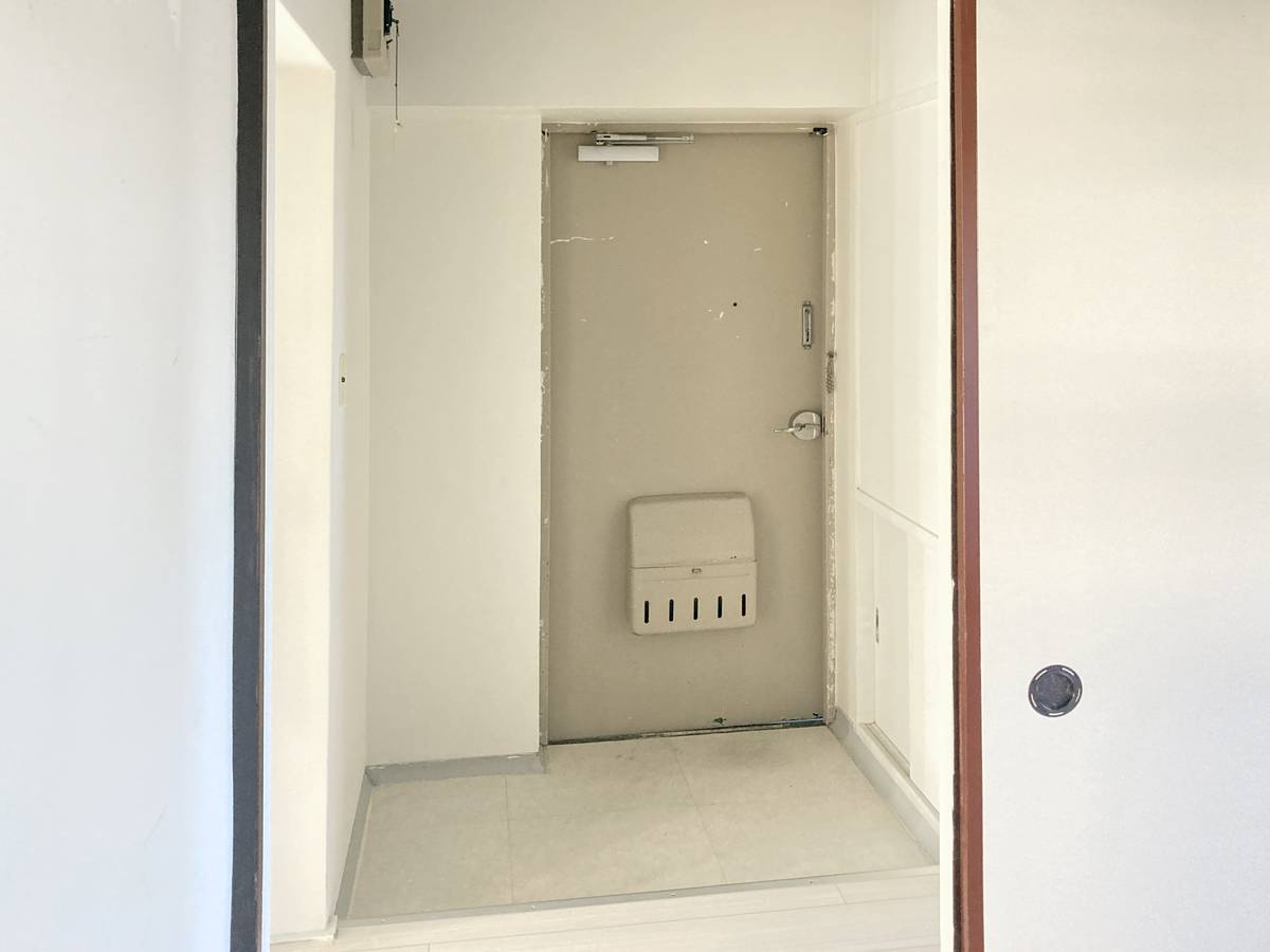 Pintu Masuk Apartemen di Village House Ina Fukushima di Ina-shi
