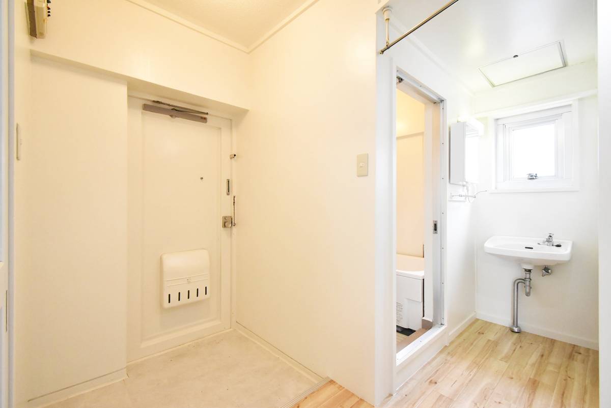 Pintu Masuk Apartemen di Village House Yoshida Miyakouji di Tsubame-shi