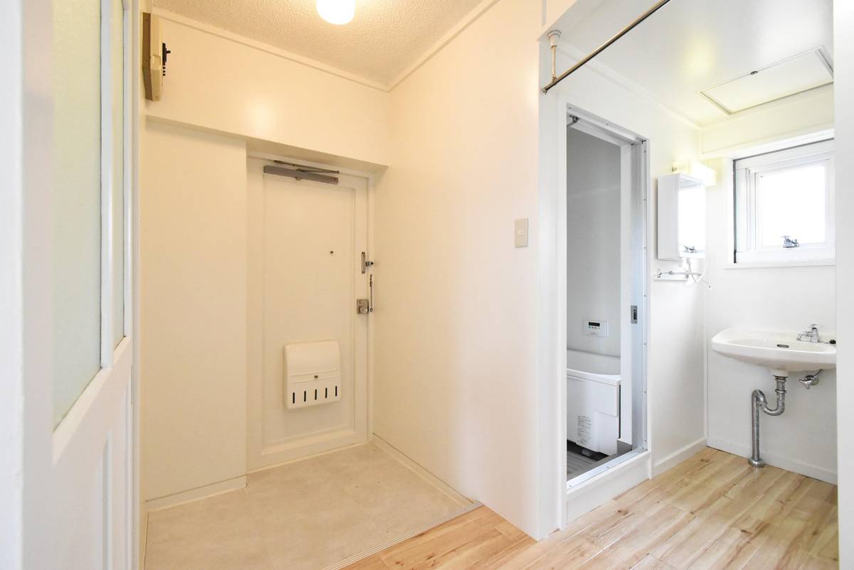 Pintu Masuk Apartemen di Village House Yoshida Miyakouji di Tsubame-shi