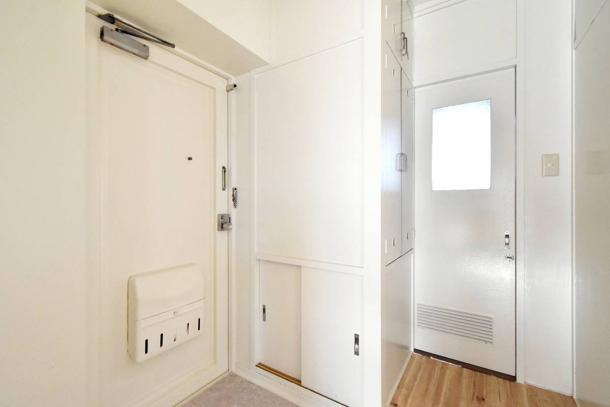 Pintu Masuk Apartemen di Village House Yuuki Dai 2 di Yuki-shi