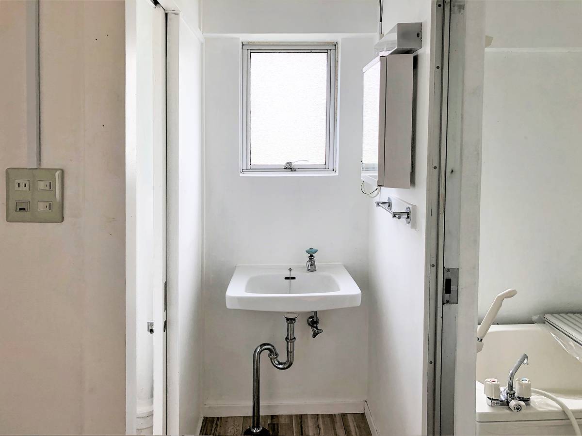 Ruang Rias di Village House Yuuki Dai 2 di Yuki-shi