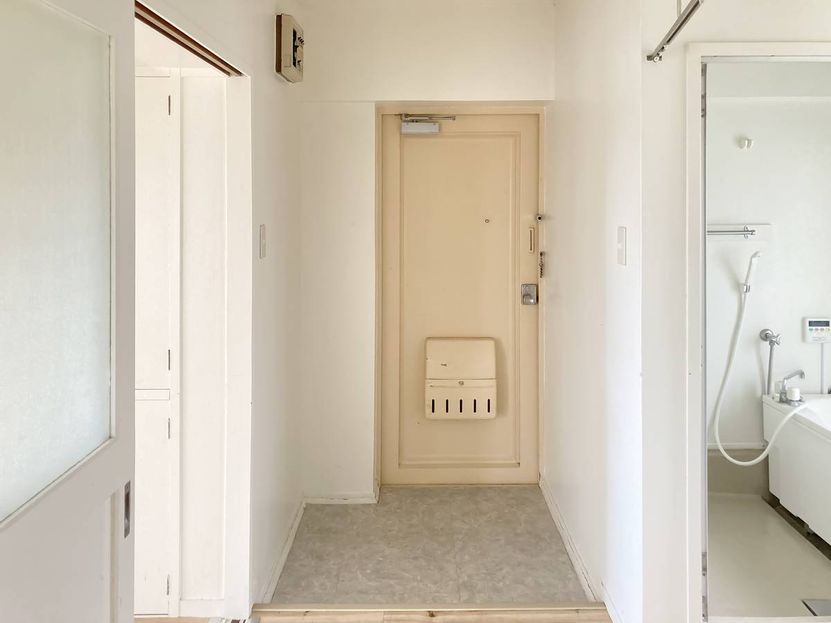 Pintu Masuk Apartemen di Village House Yuuki Dai 2 di Yuki-shi