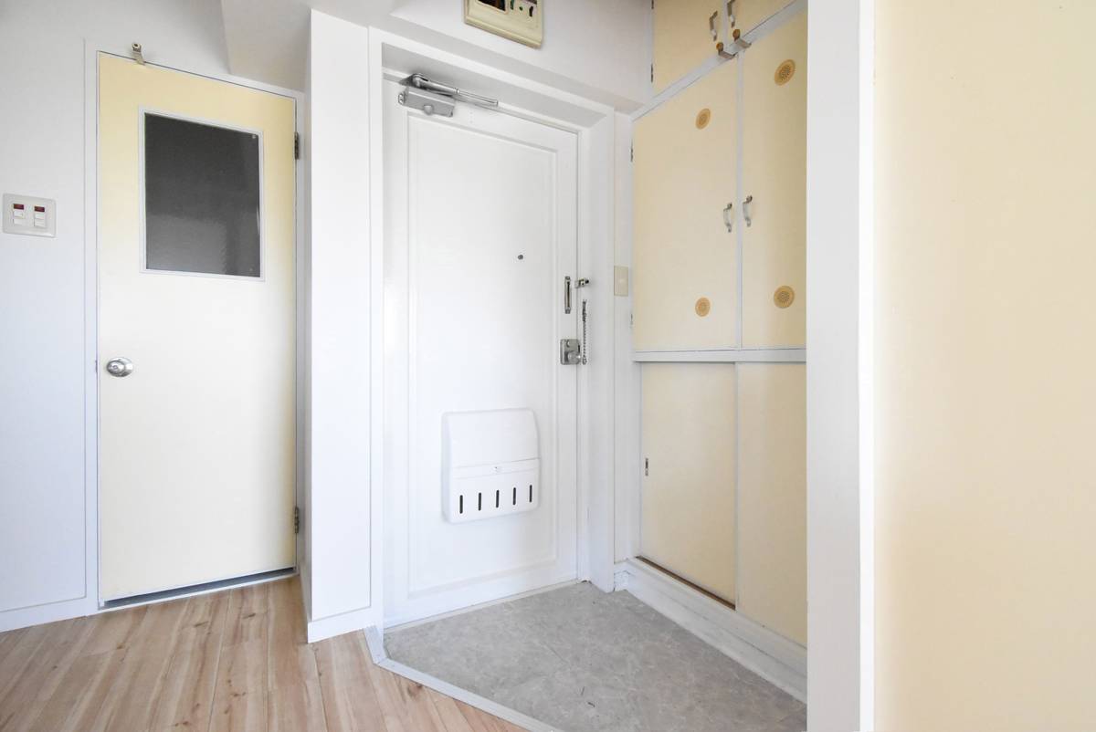 Ishioka-shi ရှိ Village House Ishioka Dai 2 ၏ တိုက်ခန်းဝင်ပေါက်