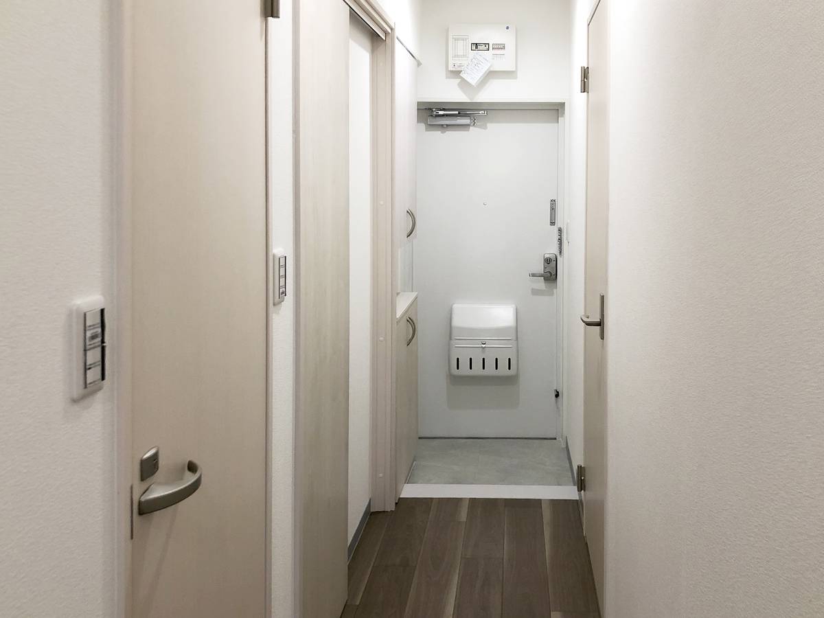 Pintu Masuk Apartemen di Village House Narita Azuma Tower di Narita-shi