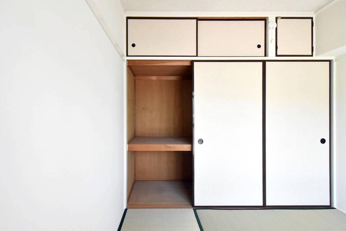 Storage Space in Village House Hatta in Minamiarupusu-shi