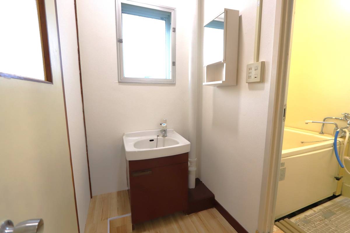 三木市ビレッジハウス志染の洗面所