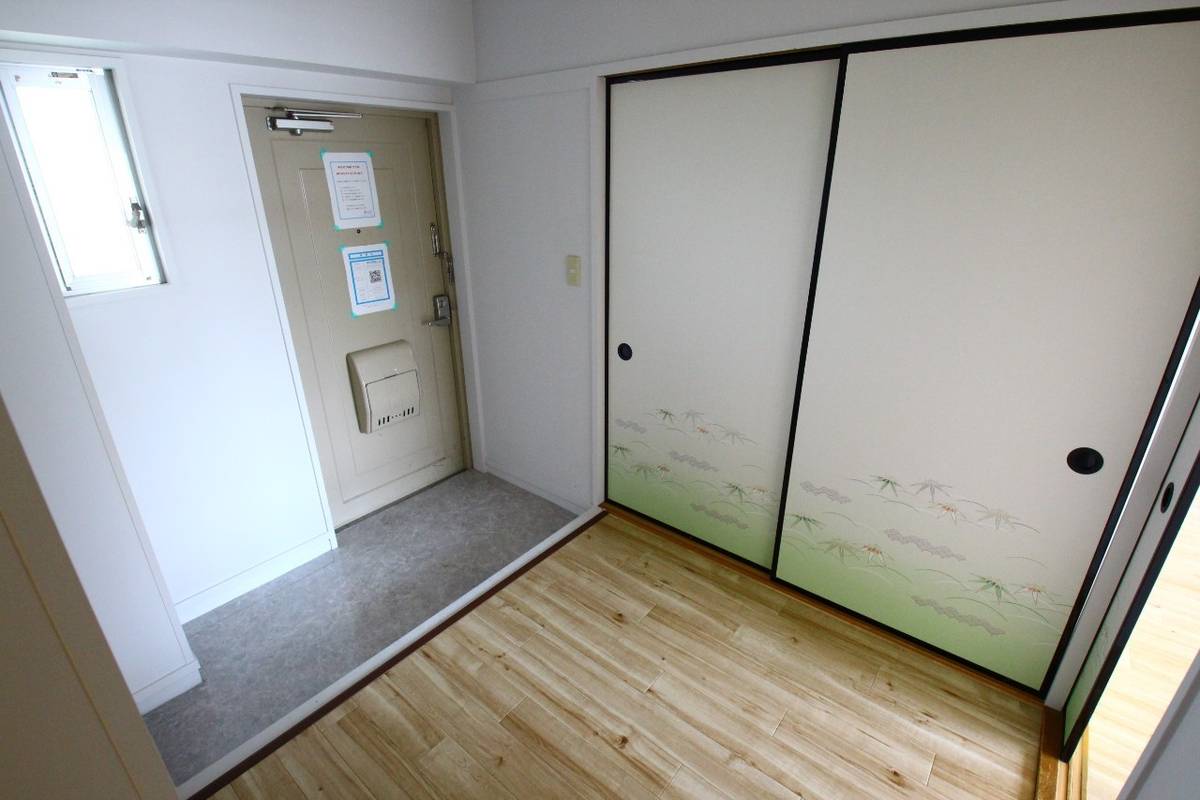 Apartment Entrance in Village House Oomura in Toyohashi-shi