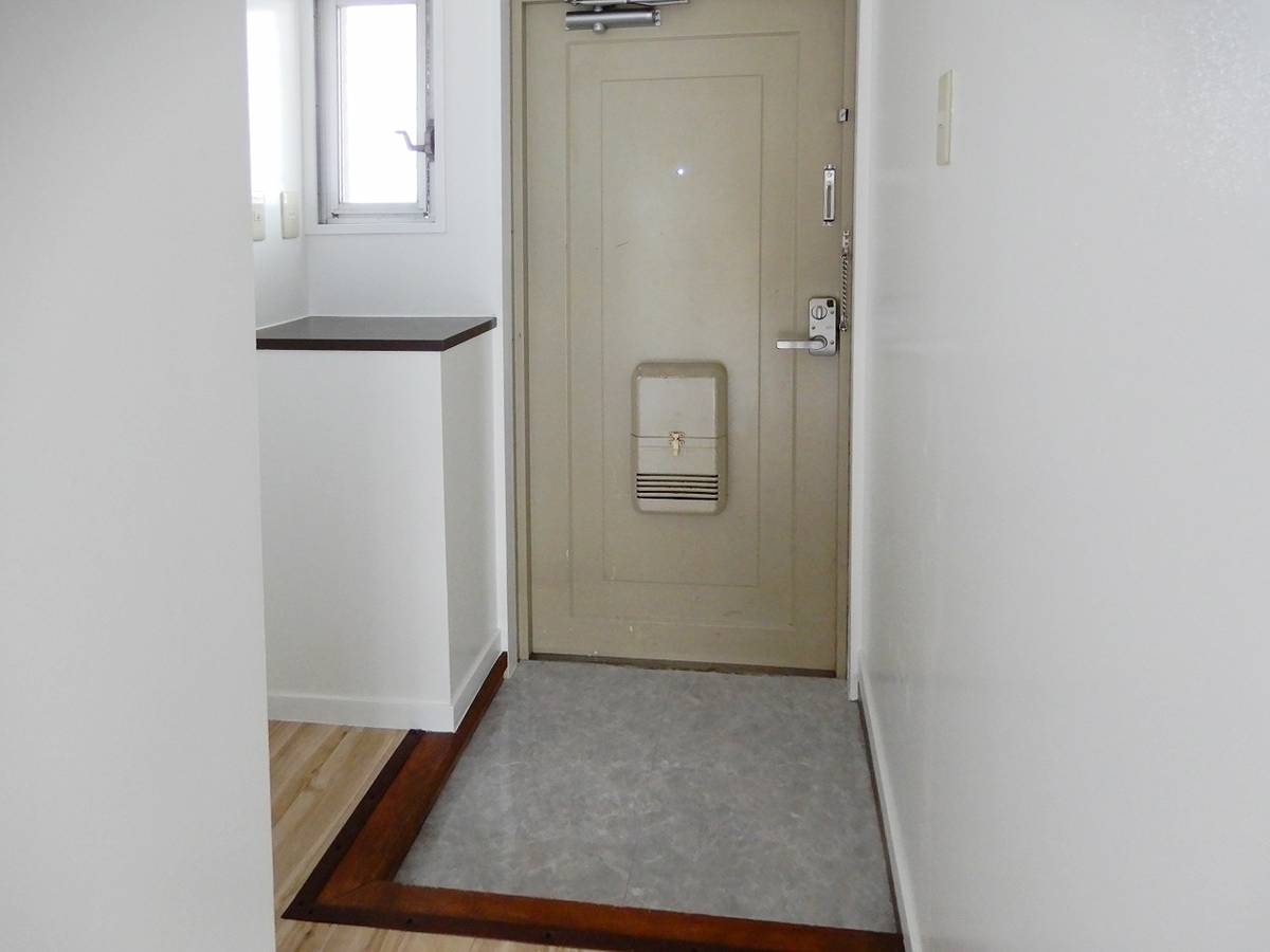 Pintu Masuk Apartemen di Village House Miai di Okazaki-shi