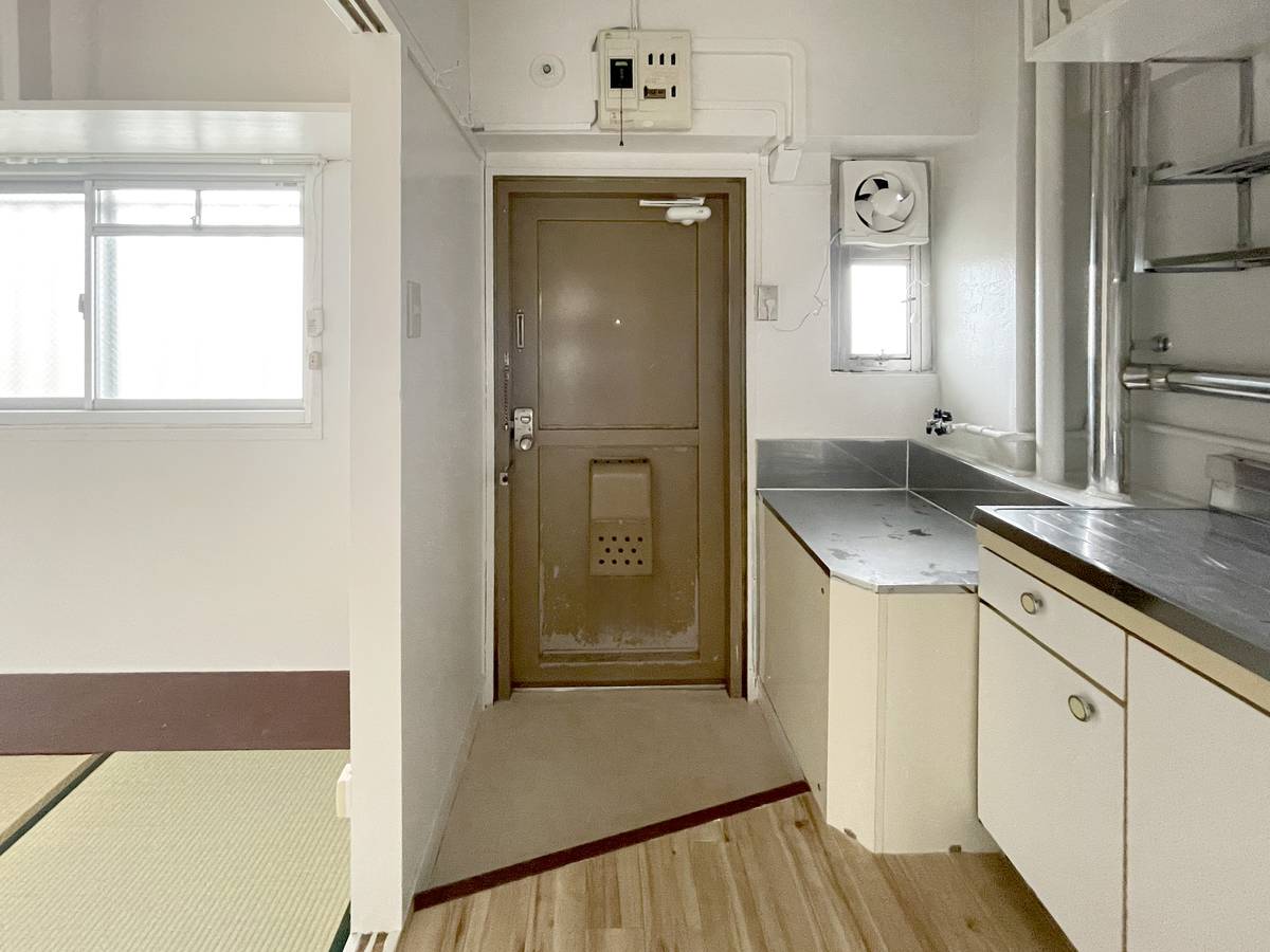 鈴鹿市ビレッジハウス西条の玄関